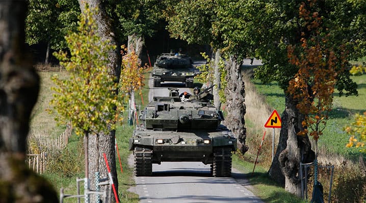 Bieżąca szwedzka polityka obronna koncentruje się jednocześnie na podnoszeniu jakości potencjału militarnego oraz pogłębianiu współpracy z innymi państwami i organizacjami międzynarodowymi. Na zdjęciu: czołgi podstawowe podczas Ćwiczeń Aurora - największych szwedzkich narodowych ćwiczeń wojskowych od ponad 20 lat (wrzesień 2017 roku) © Szwedzkie siły zbrojne.
)