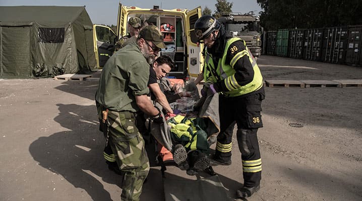 Radzenie sobie z masową liczbą poszkodowanych w warunkach wojennych musi być przygotowane i ćwiczone. Masowa ewakuacja poszkodowanych podczas ćwiczeń Aurora (wrzesień 2017 r.). © Szwedzkie siły zbrojne
)