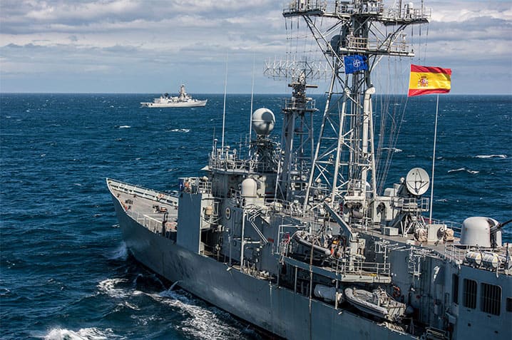 Les forces maritimes de l’OTAN renforcent leur interopérabilité et accroissent leurs capacités et compétences de lutte anti-sous-marine et de lutte antinavire lors de l’exercice OTAN Dynamic Manta, organisé tous les ans, ici en mer Ionienne (mars 2018). Sur la photo : ESPS Victoria ; Crédit photo : Maître C. Valverde (marine française). © NATO HQ MARCOM
)