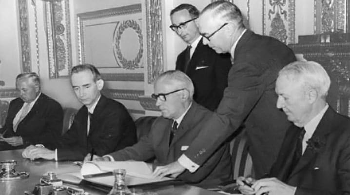 Depuis que le Traité sur la non-prolifération nucléaire a été ouvert à la signature, le 1er juillet 1968, 190 pays y ont adhéré, soit la quasi-totalité des pays du monde. © Britannica.com
)