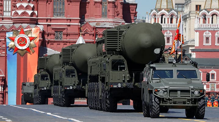 Le nouvel accent mis sur le nucléaire par la Russie, et les menaces nucléaires directes et indirectes émanant de ce pays obligent davantage encore les pays de l’OTAN à assurer une dissuasion nucléaire efficace. Photo : véhicules militaires russes transportant des charges nucléaires lors du défilé commémorant le « Jour de la victoire » sur la Place Rouge à Moscou (Russie), le 9 mai 2018. © Reuters
)