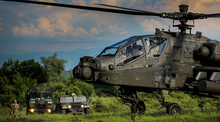 Un hélicoptère d’attaque AH-64 Apache des forces armées américaines se pose sur une zone d’entraînement non loin de Cincu, en Roumanie, où se tient l’exercice OTAN Noble Jump mettant notamment à l’épreuve la force opérationnelle interarmées à très haut niveau de préparation. – Juin 2017 © OTAN
)