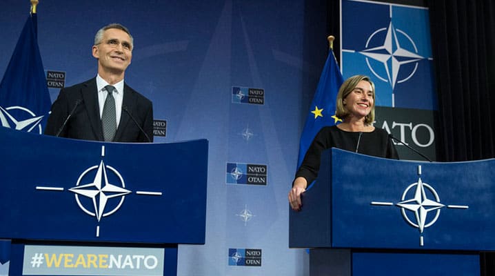  Od 2016 roku NATO i Unia Europejska wzmacniają współpracę, aby podejmować wspólne wyzwania w dziedzinie bezpieczeństwa w ich wschodnim i południowym sąsiedztwie. © NATO
