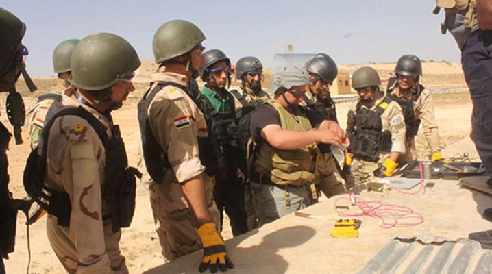 Iraqi servicemen receive basic training in explosives handling from NATO experts. © NSPA/NATO
)