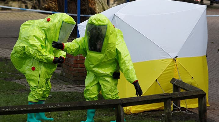 Напад на колишнього шпигуна Скрипаля і його доньку в Солсбері, Велика Британія, 4 березня 2018 року, став першим випадком нападу із застосуванням нервово-паралітичної речовини на території Альянсу з часу заснування НАТО. Члени Альянсу об’єднались у висловленні глибокого занепокоєння очевидним порушенням міжнародних норм і домовленостей. По слідах нападу російські дипломати були вислані з російської місії при НАТО і з посольств у більшості  країн Альянсу. © Reuters
)