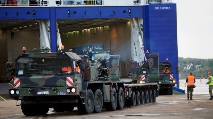 W sumie 92 000 metrów pojazdów zostanie rozmieszczonych w Norwegii na ćwiczenia Trident Juncture na przełomie października i listopada 2018 roku. Pierwszy okręt przeznaczony do transportu pojazdów (pojazdowiec, rorowiec - roll-on/roll-off) zawinął do portu Fredrikstad 7 września. © Torgeir Haugaard/Norweskie Siły Zbrojne.
)