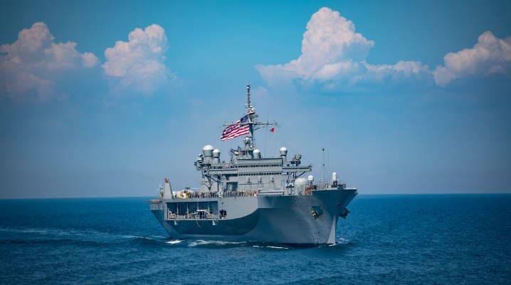 USS Mount Whitney, Trident Juncture 2018 tatbikatının komuta gemisi olarak görev yapacaktır. Bu gemi herhangi bir kıyıdan çok uzakta olsa dahi küresel olarak iletişim kurabilir, bütün birlikler ve yeteneklerle bağlantıyı sürdürebilir ve, bunun yanı sıra, talimatlar ve yönlendirmeler için sivil liderlere ulaşabilir. ©ABD Deniz Kuvvetleri
)