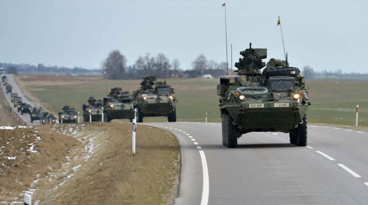 Infrastruktura transportowa w całej Europie musi być dostateczna do zapewnienia transportu sił zbrojnych i ciężkiego sprzętu.  Na zdjęciu: konwój żołnierzy 2 Pułku Kawalerii USA podczas amerykańskiej operacji Rajd Dragonów (Dragoon Ride) w marcu 2015 roku, która była częścią szerszych wysiłków zmierzających do podbudowy zaufania państw natowskich położonych na zachodnich peryferiach Rosji. © Michael Abrams/Stars and Stripes
)