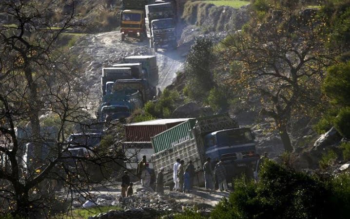 Au cours des premières années de sa mission, la Force internationale d'assistance à la sécurité, dirigée par l'OTAN, a négligé l’impact sur la corruption que pouvaient avoir les contrats locaux, comme la location de camions au niveau local pour le transport des fournitures. © Reuters
)