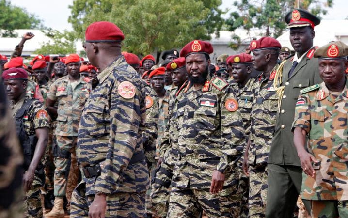 Le président du Soudan du Sud, Salva Kiir (au centre), a détourné les revenus du pétrole pour financer des réseaux clientélistes à travers un budget militaire gonflé, qui a servi à payer les salaires de 230 000 soldats et membres des milices. © Reuters
)