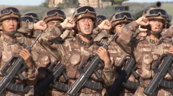 La Chine a mis à disposition quelque 3 000 soldats, 900 chars et véhicules militaires, ainsi que 30 avions et hélicoptères pour Vostok 2018. © YouTube CCTV Video News Agency
