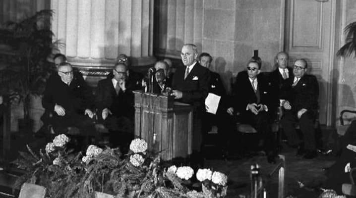 Le président américain Harry Truman s’adressant à l’assemblée présente à Washington à l’occasion de la signature du Traité de l’Atlantique Nord par les douze membres fondateurs de l’OTAN, le 4 avril 1949. © NATO
)