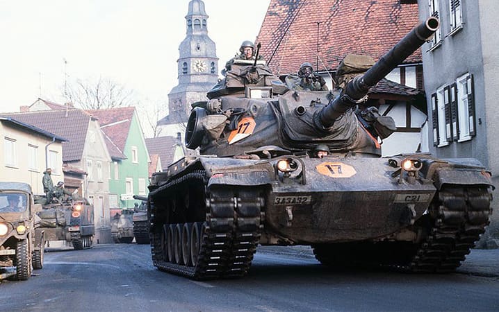 Char de combat (M60A3) de la 3e division blindée traversant la trouée de Fulda, zone située entre la frontière occidentale de l’ex-Allemagne de l’Est et la ville de Francfort-sur-le-Main, où se trouvent deux couloirs de basse altitude que des chars de l’Union soviétique et de ses alliés du Pacte de Varsovie étaient susceptibles d'emprunter pour mener par surprise une attaque visant à s'emparer de points de traversée du Rhin – 1985. © Armée de terre des États-Unis
)