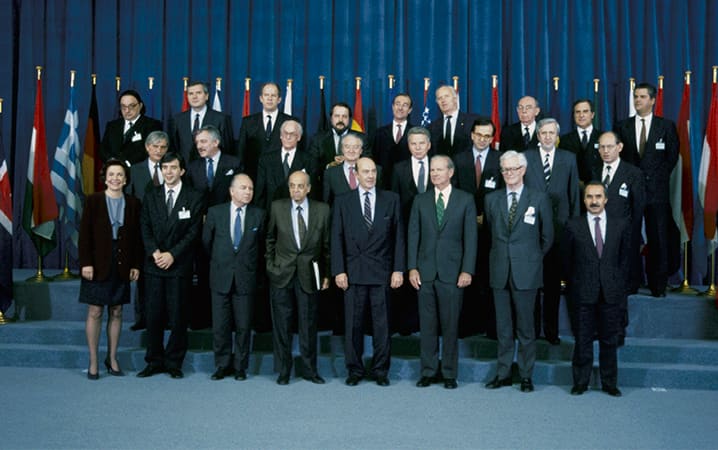 Après l'effondrement du Pacte de Varsovie, survenu en mars 1991, les ministres des Affaires étrangères ou représentants des 16 pays de l’Alliance et de neuf pays d'Europe centrale et orientale assistent à la réunion inaugurale du Conseil de coopération nord-atlantique, en décembre 1991. Le même jour, les événements à Moscou sonnaient le glas de l’Union soviétique. © OTAN
)