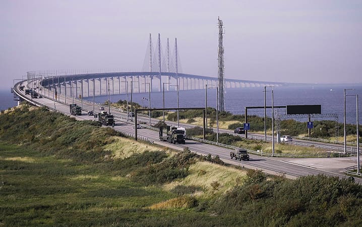 Bir İngiliz Ordusu konvoyu NATO’nun Trident Juncture 2018 tatbikatı sırasında Hollanda’nın Hook of Holland kasabası ile Norveç arasındaki 2000 kilometrelik yolculuğu sırasında Danimarka ile İsveç’i birbirine bağlayan Øresund Köprüsünden geçiyor. Müttefik kuvvetlerinin Avrupa’ya ve Avrupa içinde hızla intikal ve idame edilebildiklerini göstermek tatbikatın önemli bir parçasıydı. ©NATO
)