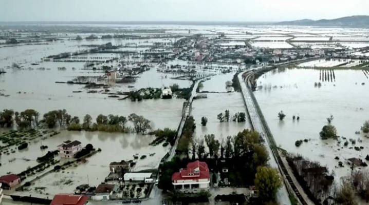 En décembre 2018, des pays membres et des pays partenaires de l’OTAN ont aidé l’Albanie à faire face aux plus graves chutes de pluie jamais enregistrées dans ce pays, après que le Centre euro-atlantique de coordination des réactions en cas de catastrophe (EADRCC) de l’OTAN eut reçu une demande d'aide. © OTAN
)