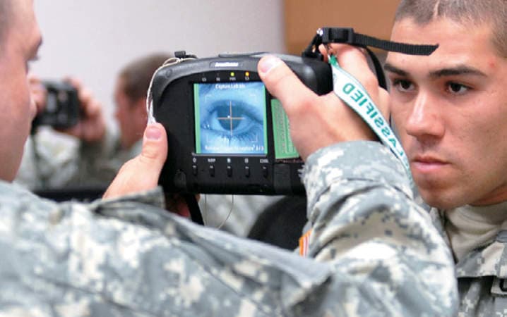  Müşterek Hazırlıklılık Eğitim Merkezi’ndeki biometrik kursunda göz taraması konusu da bulunmaktadır. Biyometri, kimlik taraması metodu olarak parmak izi, iris tabakası gibi fiziki özelliklerden yararlanır ve saniyeler içinde sonucu verir. (Resim: Er Luke Rollins, ABD Ordusu)
