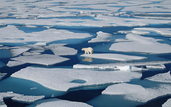  Grönland’daki dünyanın ikinci en geniş buz örtüsü küresel ısınmadan zarar görmeye ve tahmin edilenden daha büyük hızla erimeye devam etmektedir. Ciddi bir endişe kaynağı olan bu durum aynı zamanda bu bölgeyi denizcilik ve fosil yakıtlar, madencilik ve balıkçılık dâhil, her tür maden çıkarma endüstrisinin erişimine açık hale getirmektedir. ©Medium
