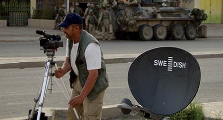 Working together? The military and news media are increasingly trying to find ways of both getting their jobs done at the same time. © Ashley Gilbertson / Van Parys
)
