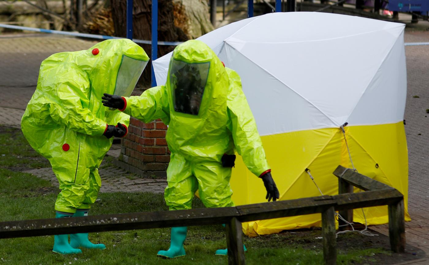 The forensic tent, covering the bench where Sergei Skripal and his daughter Yulia were found, is repositioned by officials in protective suits in the centre of Salisbury, Great Britain, 8 March, 2018. © Reuters
)