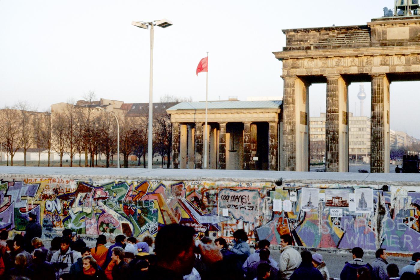 0f75a6_berlin-wall_1_nato
