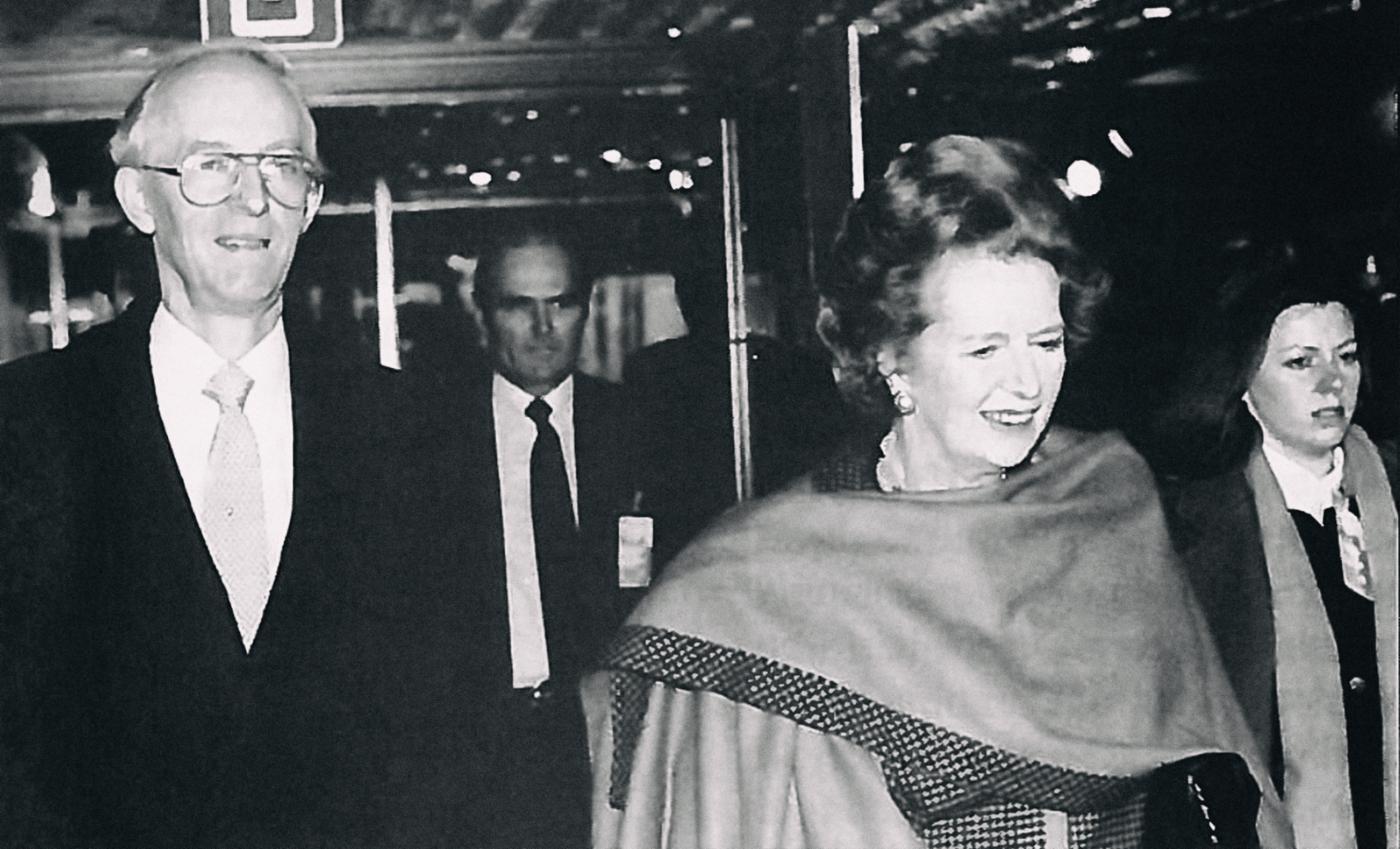 Autor i premier Margaret Thatcher w drodze na posiedzenie szczytu NATO w grudniu ubiegłego roku.
)