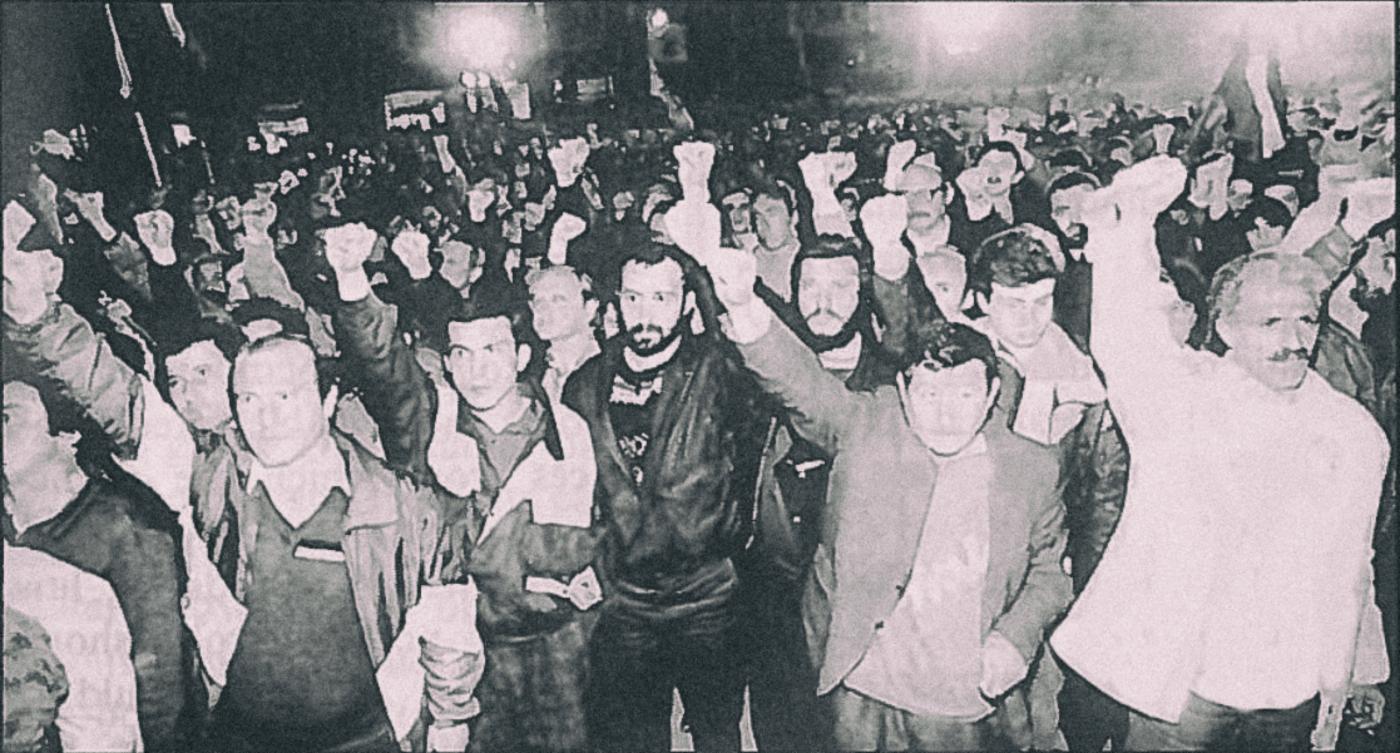 Masowy wiec w Tbilisi 9 kwietnia wzywający do niepodległości Gruzji.
)