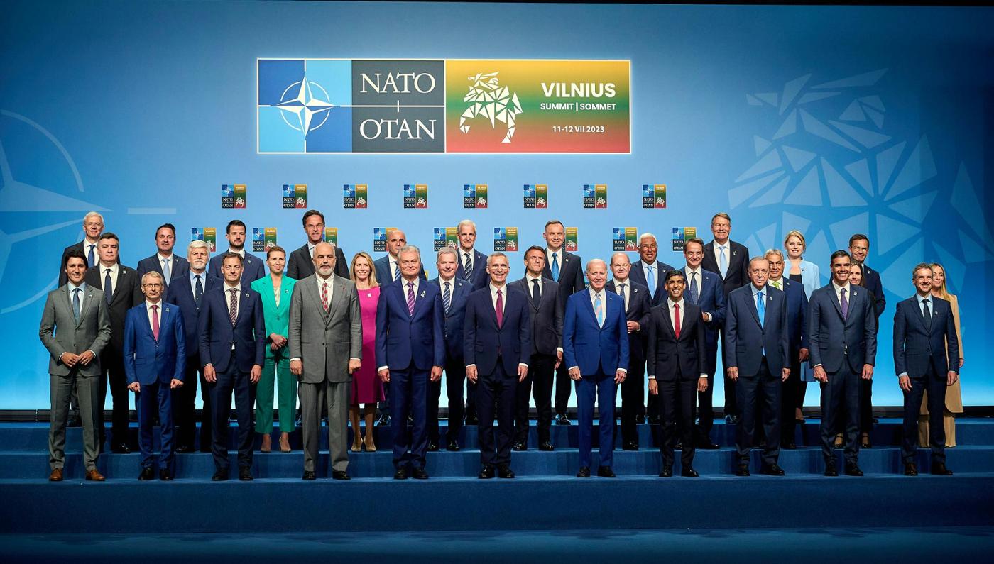 Photo officielle du secrétaire général et des chefs d’État et de gouvernement au sommet de Vilnius, en 2023. © OTAN
)