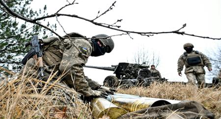 Des artilleurs assurant la défense de la région de Zaporijia, dans le sud-est de l'Ukraine, photographiés à côté de l'obusier tracté &quot;Msta-B&quot;, le 16 décembre 2022. © Photo de Dmytro Smolienko / Ukrinform / ABACA via Reuters
