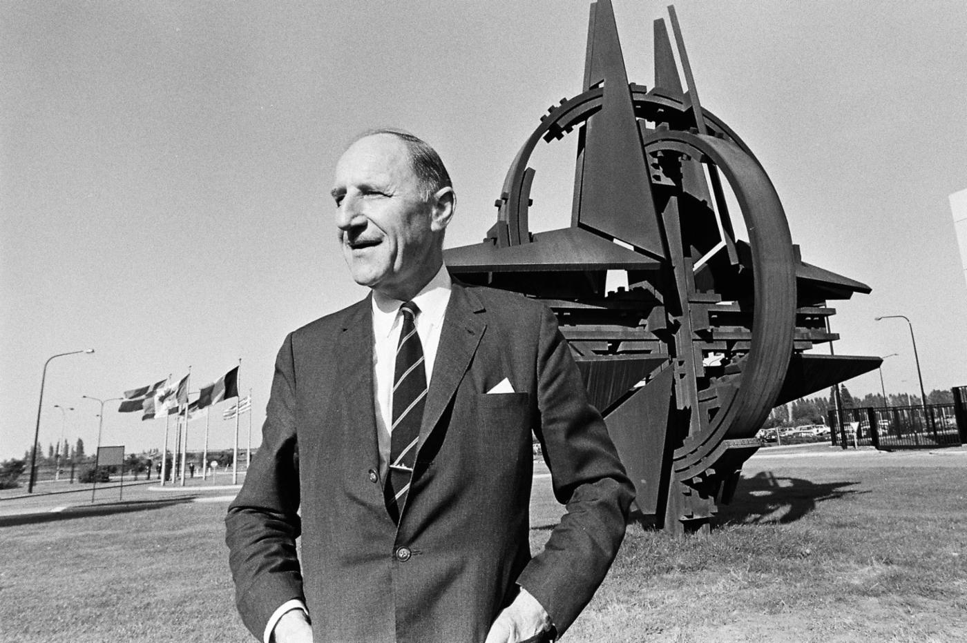 Joseph Luns, secrétaire général de l’OTAN de 1971 à 1984.
)