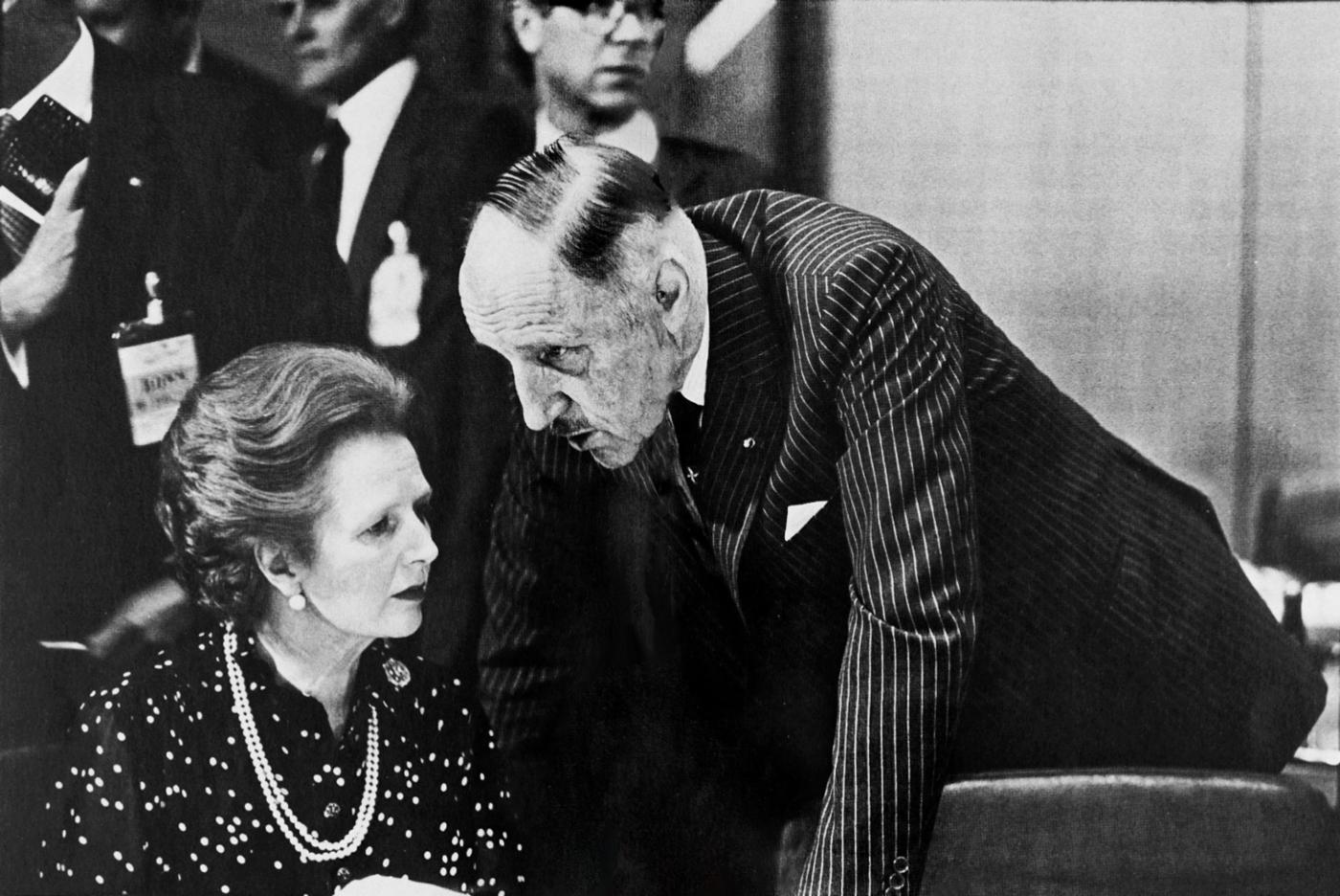 İngiltere Başbakanı Margaret Thatcher ve NATO Genel Sekreteri Joseph Luns Bonn Zirvesi başlamadan önce.
)