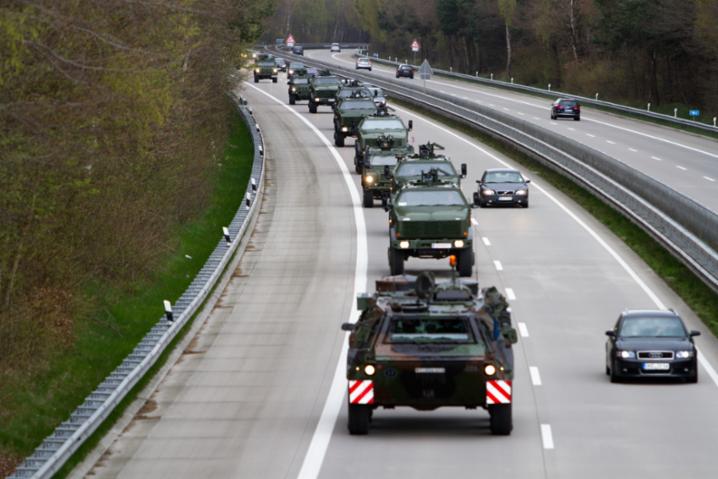 Coordination is essential to ensure that transport routes do not become chokepoints during military deployments in a severe crisis. © Bundeswehr / R. Alpers
)