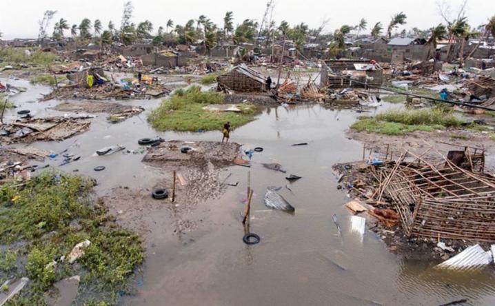 W Mozambik uderzyły dwa gwałtowne cyklony w marcu i kwietniu 2019 roku, które łącznie zabiły około 700 osób. Światowa Organizacja Meteorologiczna stwierdziła, że do tamtej pory nigdy wcześniej nie zanotowano dwu nawałnic, które tak intensywnie nawiedziłyby ten kraj w tej samej porze roku. Zdjęcie © Club of Mozambique
)