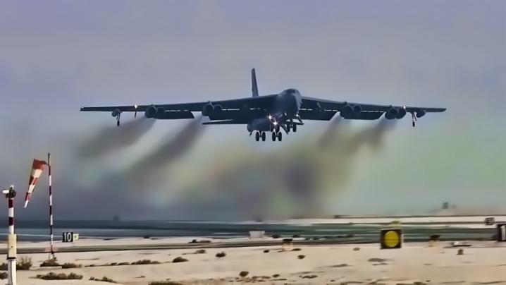 Katar zaoferował państwom natowskim możliwość użytkowania bazy lotniczej Al Udeid.  Na zdjęciu: amerykański bombowiec B-52 Stratofortress. © YouTube
)