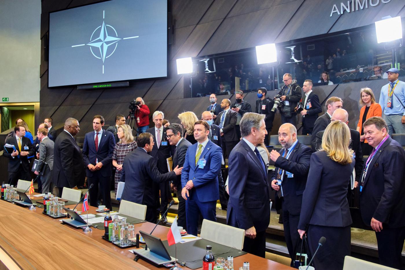 NATO is characterised by bargaining, sophisticated processes of multilateral consultation and, formally-speaking, a reliance on consensus. Pictured: NATO Heads of State and Government during the Extraordinary Summit held at NATO HQ on 24 March 2022. © NATO
)