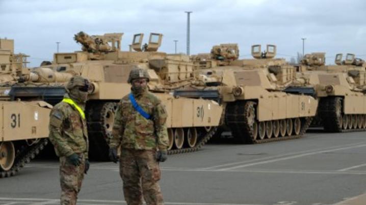 Au printemps dernier, l’exercice Defender Europe 20, mené par les États-Unis, a servi de support à plusieurs théories du complot sur la COVID-19 et discours de diabolisation des États-Unis et de l’OTAN, appuyés par la Russie. Photo © Armée de terre des États-Unis
)