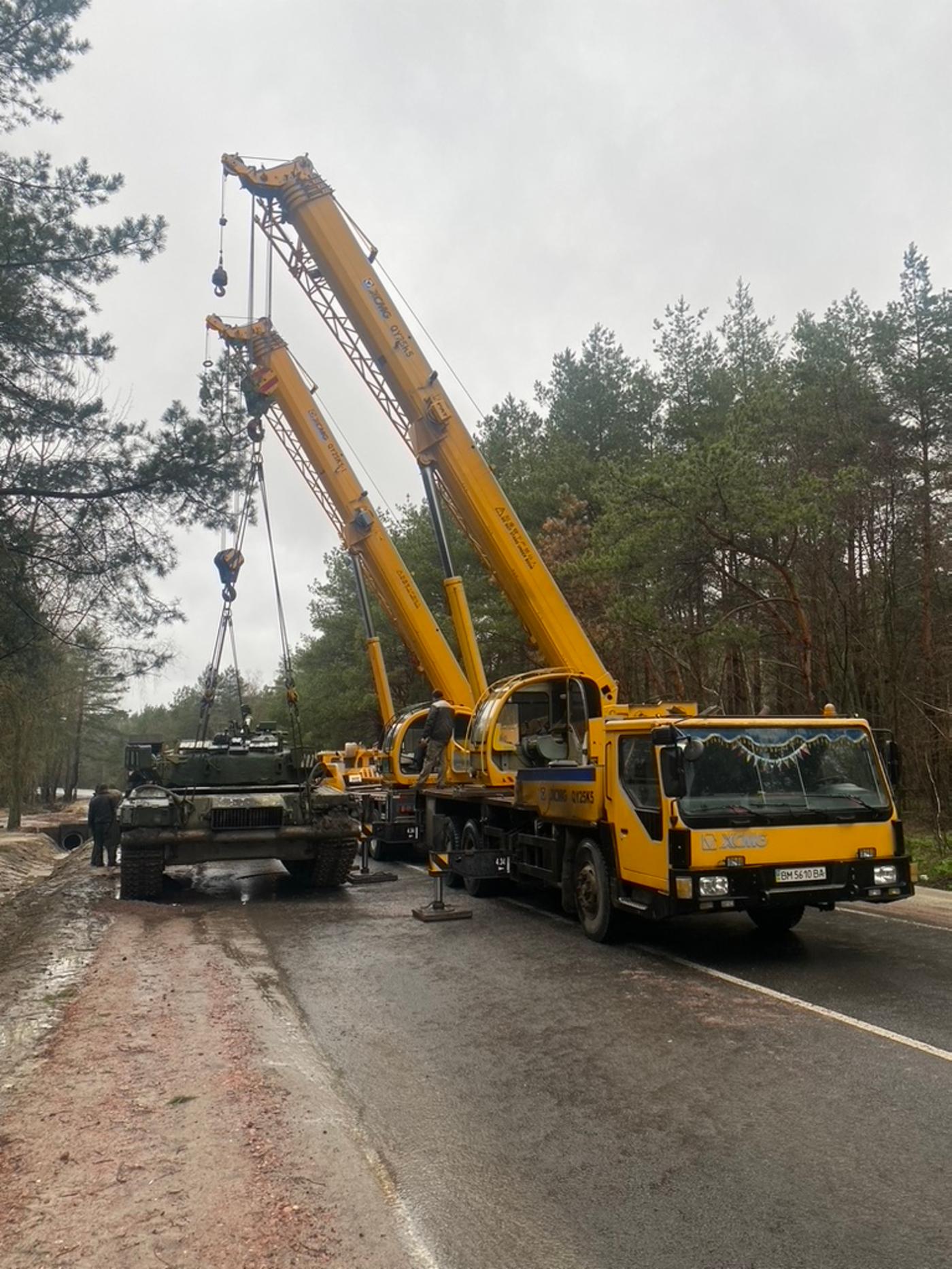 488f82_3_6_the-ukrainian-army-takes-back-the-tank-abandoned-by-the-russian-army