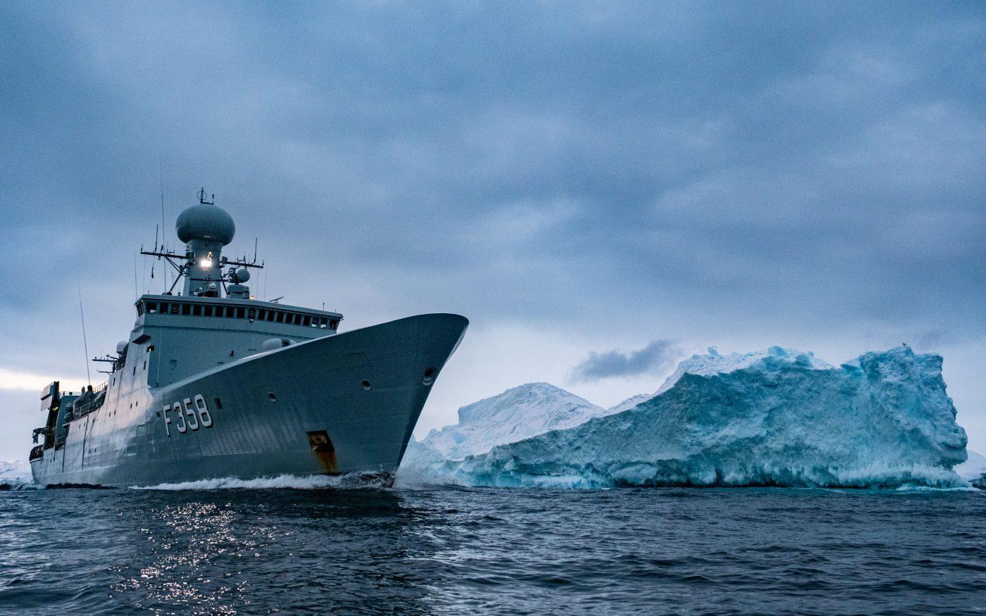 Фрегат Королівських данських ВМС «Тритон» входить до складу Об'єднаного арктичного командування Данії, яке відповідає за контроль над рибальством, пошуково-рятувальні роботи і спостереження за довкіллям і робить внесок в оборону Крайньої Півночі. © NATO
)