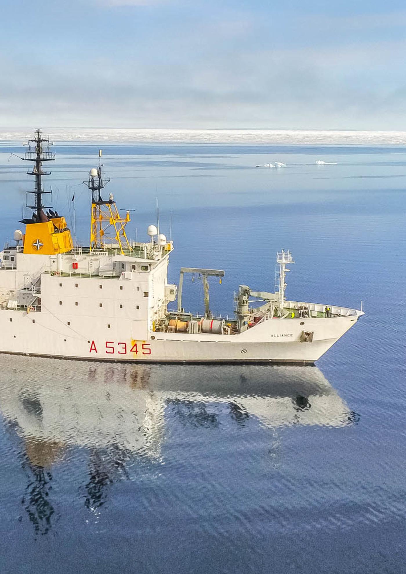 Le navire de recherche de l'OTAN, l’Alliance, au bord de la glace de mer pendant l’essai en mer NREP23/ACO23, en juillet 2021. © CMRE/STO
)