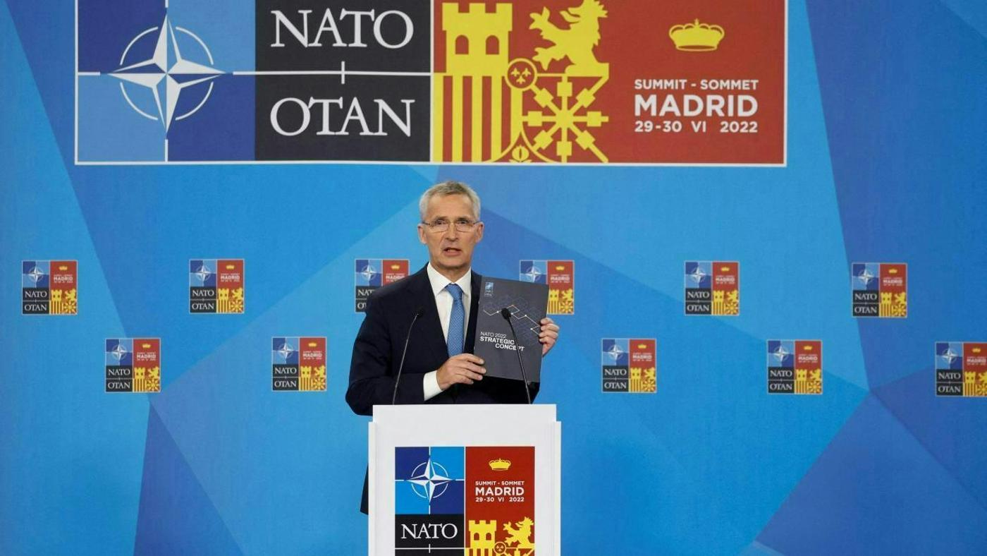 Sekretarz generalny NATO Jens Stoltenberg prezentuje Koncepcję Strategiczną 2022 podczas szczytu NATO w Madrycie w dniach 29-30 czerwca 2022 r. Zdjęcie dzięki uprzejmości Norsk Utenrikspolitisk Institut.
)