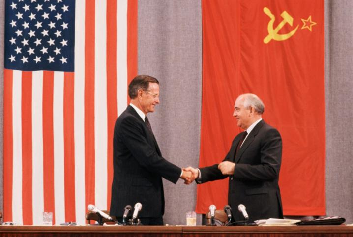 Les présidents George H. W. Bush et Mikhaïl Gorbatchev se serrent la main à la fin de la conférence de presse tenue à l’occasion de la signature du traité START I, par lequel les États-Unis et l’Union soviétique se sont engagés mutuellement à se défaire de leurs arsenaux nucléaires stratégiques – Moscou, 31 juillet 1991 © Corbis / Peter Turnley
)