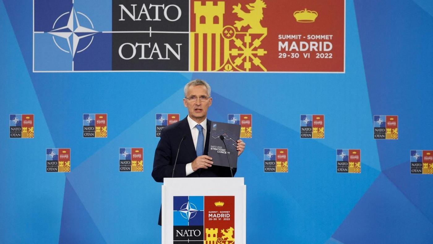 Dans son concept stratégique de 2022, l’OTAN brosse le portrait du monde actuel en ces termes : « La compétition stratégique, l’instabilité et les chocs répétés sont autant de traits qui caractérisent notre environnement de sécurité au sens large. Nous sommes face à des menaces d’envergure planétaire, liées les unes aux autres. » Photo : Le secrétaire général de l'OTAN, Jens Stoltenberg, présente le nouveau concept stratégique au sommet de Madrid. © OTAN
)