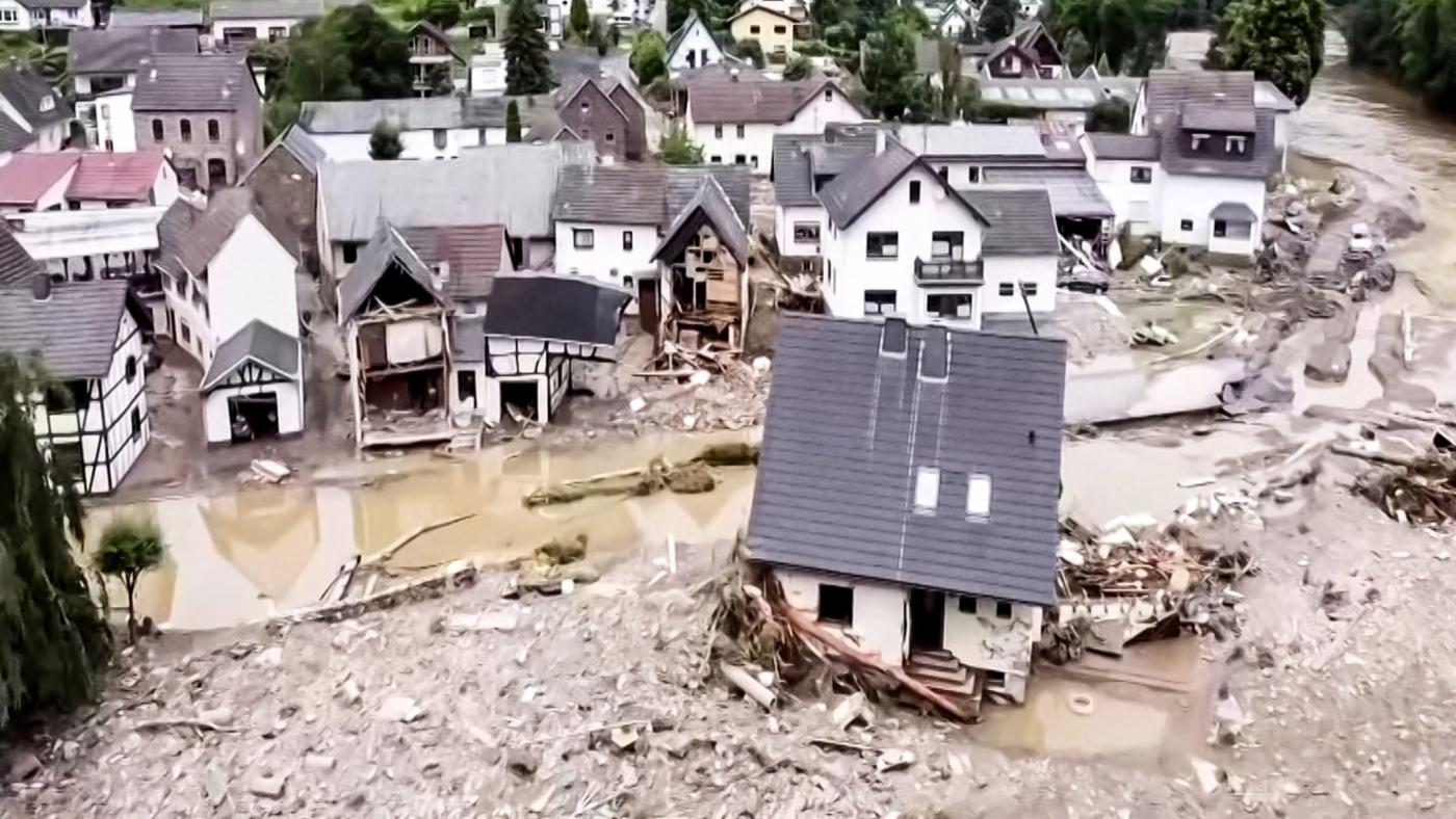 NATO içinde ve dışında insanların yaşamlarını ve geçim kaynaklarını tehdit etmeye devam eden ve sayıları giderek artan hava koşulları ile bağlantılı felaketlerin, iklim değişikliği konusundaki bilincin artmasında ve bu olgunun İttifak çapında bir ulusal güvenlik konusu olarak kabul edilmesinde bariz etkisi oldu. Resim: Belçika ve Almanya, Temmuz 2021’de meydana gelen sel felaketinden çok etkilenmişlerdi. ©Insider
)