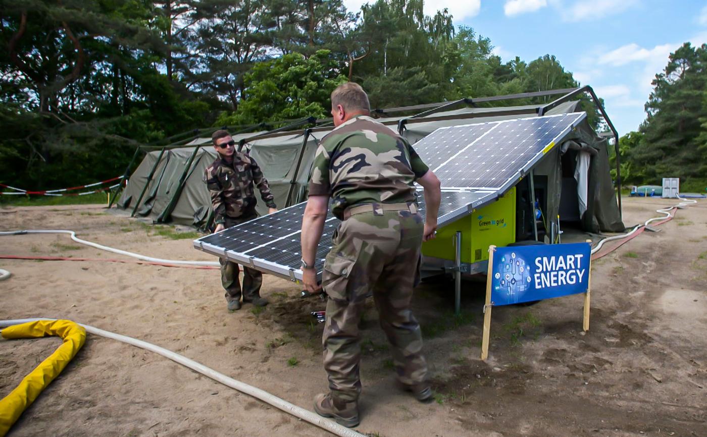 NATO emisyonları azaltma çalışmaları çerçevesinde akıllı enerji teknolojilerini test ediyor.  Capable Logistician 2019 tatbikatı.  © NATO
)