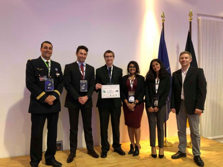 Studencki zespół ds. innowacji przedstawił swój projekt systemu unieszkodliwiania dronów podczas konkursu Countering Unmanned Systems Innovation Challenge organizowanego przez NATO, który odbył się w Berlinie (Niemcy) w listopadzie 2018 roku. Zdjęcie użyczone przez Uniwersytet Johnsa Hopkinsa
)