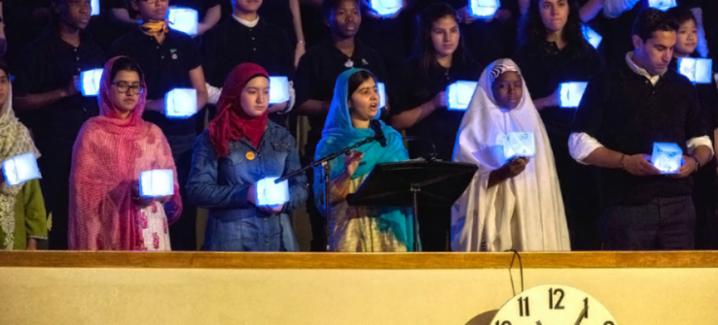 À la tribune de l’ONU, le 25 septembre 2015, la Pakistanaise Malala Yousafzai, militante en faveur de l’éducation, exhorte les dirigeants mondiaux à promettre de garantir à chaque enfant le droit de bénéficier en toute sécurité d’un enseignement primaire et secondaire gratuit et de qualité. Photo ONU/Mark Garten
)