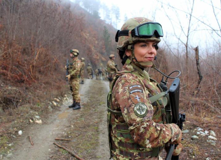 Les Alliés déploient aujourd’hui davantage de femmes dans le cadre de leurs opérations et missions. © OTAN
Dans cette vidéo, découvrez comment l’OTAN s’engage en faveur de l’égalité des genres.
)