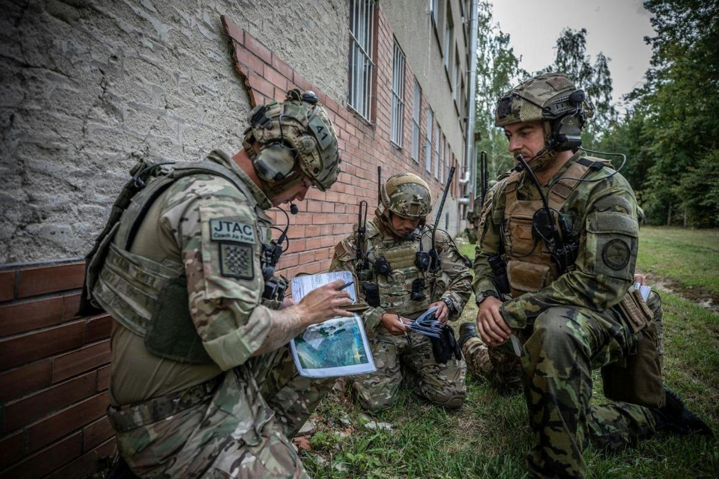 Česká republika se aktivně podílí na systému kolektivní obrany a přispívá k rozvoji schopností Aliance.  AČR se účastní aktivit NATO zaměřených na odvrácení nepřátelských útoků a přípravu a vedení operací.  Na snímku: Czech Joint Tactical Assault Control Team během mapové orientace ve cvičení Ample Strike 2019. © NATO AIRCOM/Sarah Schulte)