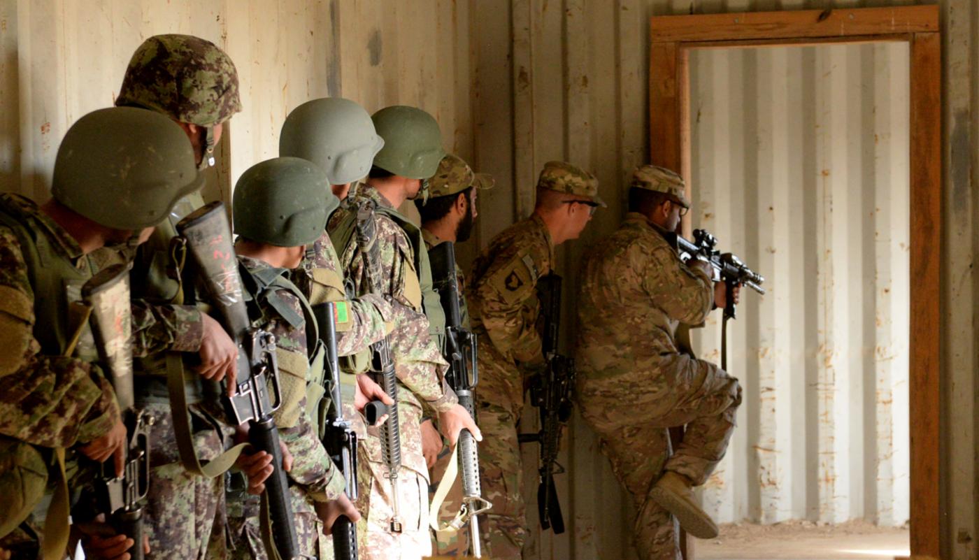 Два радники з оперативно-тактичної групи «Фордж» показують, як зачищати кімнату під час тренування з проведення безпекових операцій в Регіональному військовому навчальному центрі в провінції Гельманд, Афганістан, 8 березня 2017 року. Оперативно-тактична група «Фордж» - це підрозділ, який забезпечував тренування, дорадчу допомогу і підтримку в рамках місії НАТО «Резолют сепорт». © NATO
)
