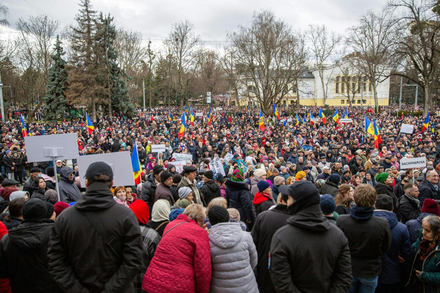 In Moldova, Russia’s hybrid warfare has targeted the country’s pro-EU government. Pictured: protests against the Western-oriented government of Moldova, September 2022. © CNN
)